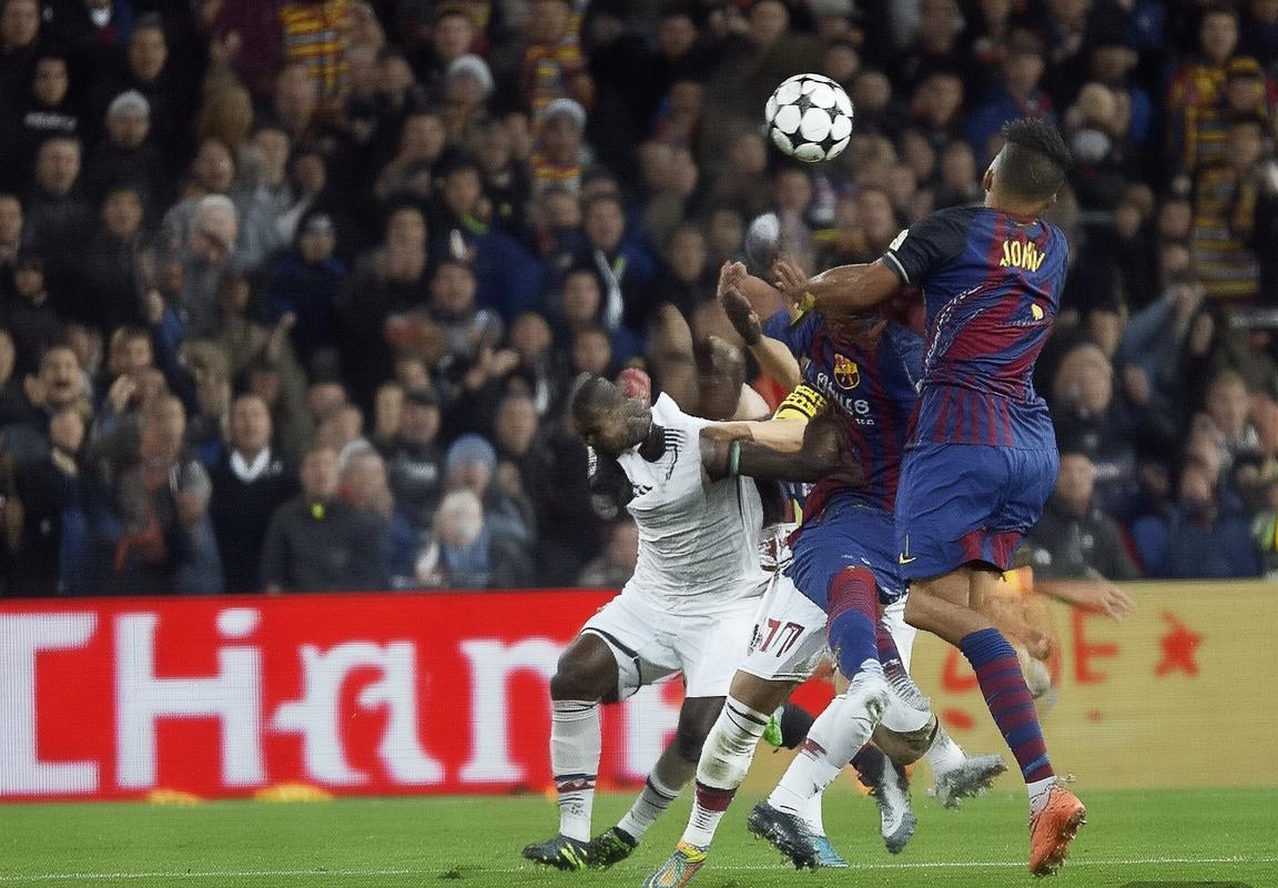 巴塞罗那vs里昂：巅峰对决，控球与反击的足球艺术回顾(图4)